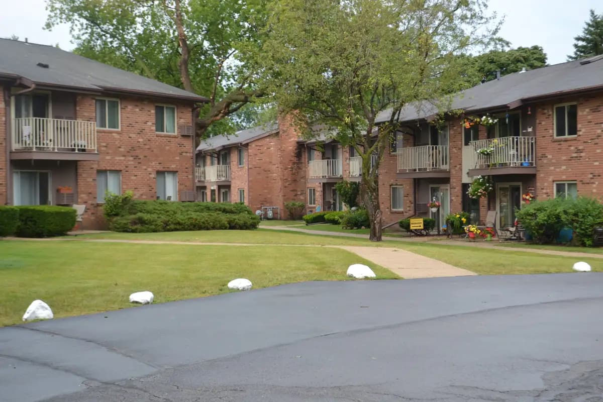 Greenfield apartments for rent - image - quail-hollow-apartments-greenfield-wi-building-photo (1).jpg