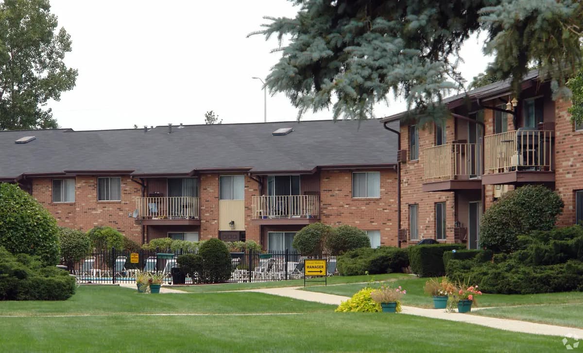 Greenfield apartments for rent - image - quail-hollow-apartments-greenfield-wi-building-photo (13).jpg