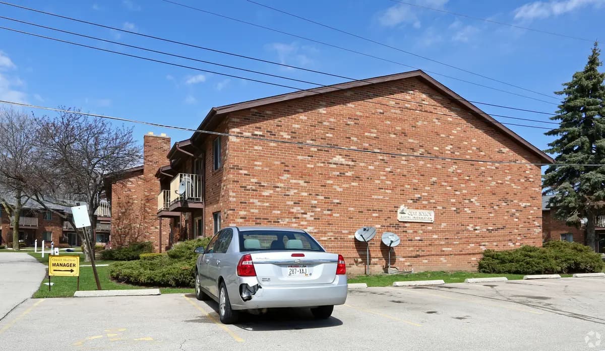 Greenfield apartments for rent - Property image - Quail Hollow Apartments - 3