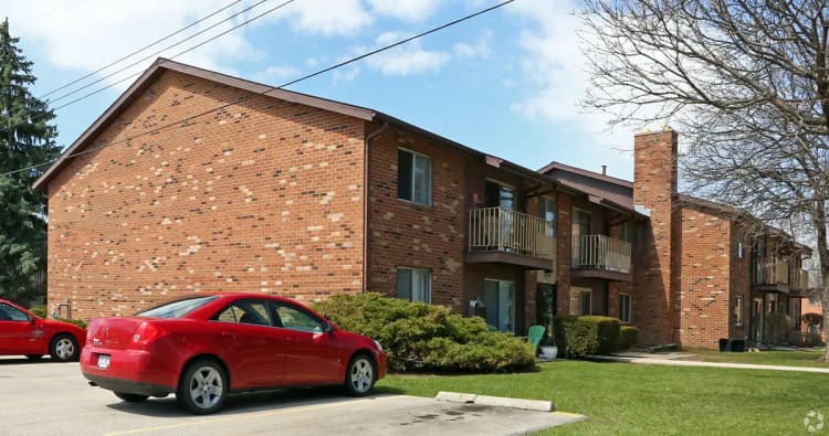 Greenfield apartments for rent - image - quail-hollow-apartments-greenfield-wi-building-photo (15).jpg