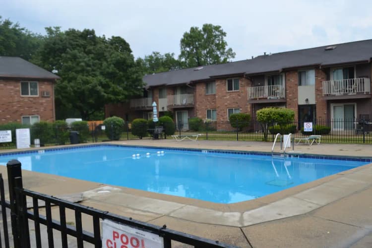 Greenfield apartments for rent - image - quail-hollow-apartments-greenfield-wi-building-photo (2).jpg