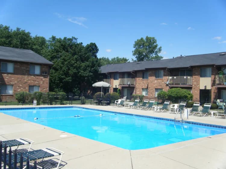 Greenfield apartments for rent - image - quail-hollow-apartments-greenfield-wi-building-photo (3).jpg