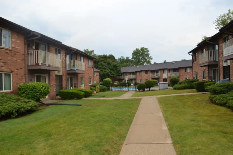 Greenfield apartments for rent - image - quail-hollow-apartments-greenfield-wi-building-photo (4).jpg