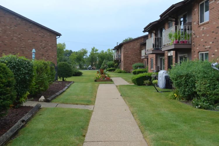 Greenfield apartments for rent - image - quail-hollow-apartments-greenfield-wi-building-photo (5).jpg