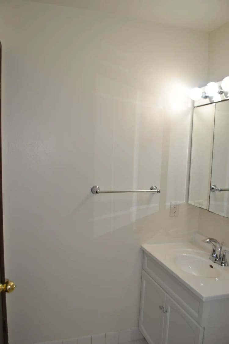 Greenfield apartments for rent - image - quail-hollow-apartments-greenfield-wi-building-photo (8).jpg