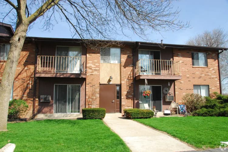 Greenfield apartments for rent - image - quail-hollow-apartments-greenfield-wi-building-photo.jpg