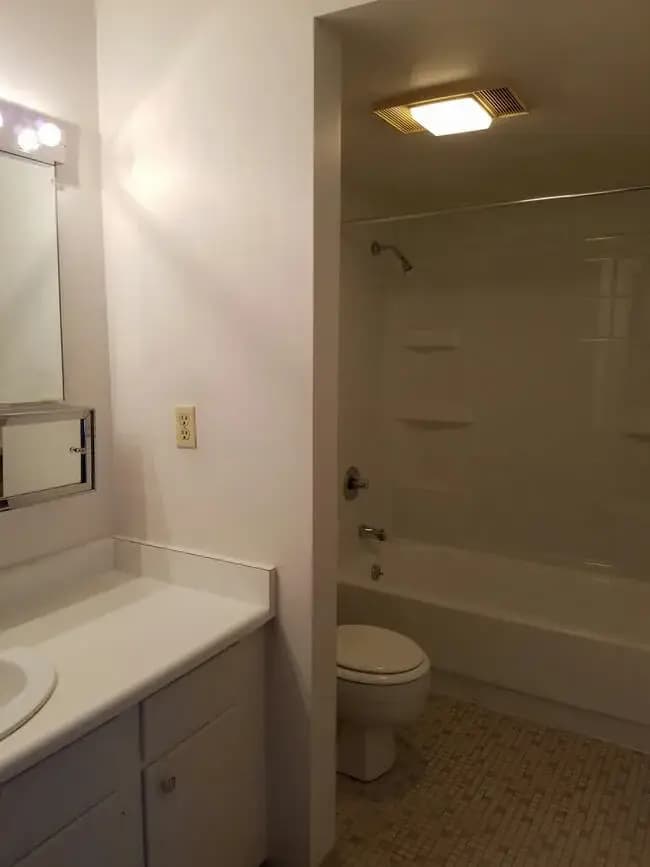 Greenfield apartments for rent - image - english-meadows-bathroom227147-1920w.webp
