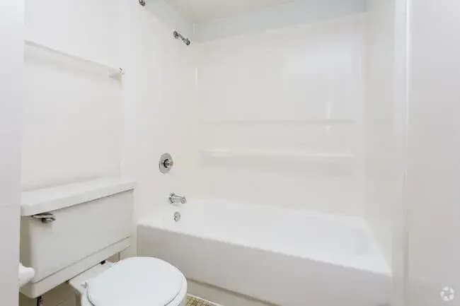 Greenfield apartments for rent - image - english-meadows-bathroom427147-1920w.webp