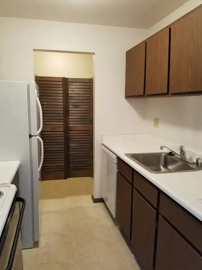 Greenfield apartments for rent - image - english-meadows-kitchen278201-1920w.webp