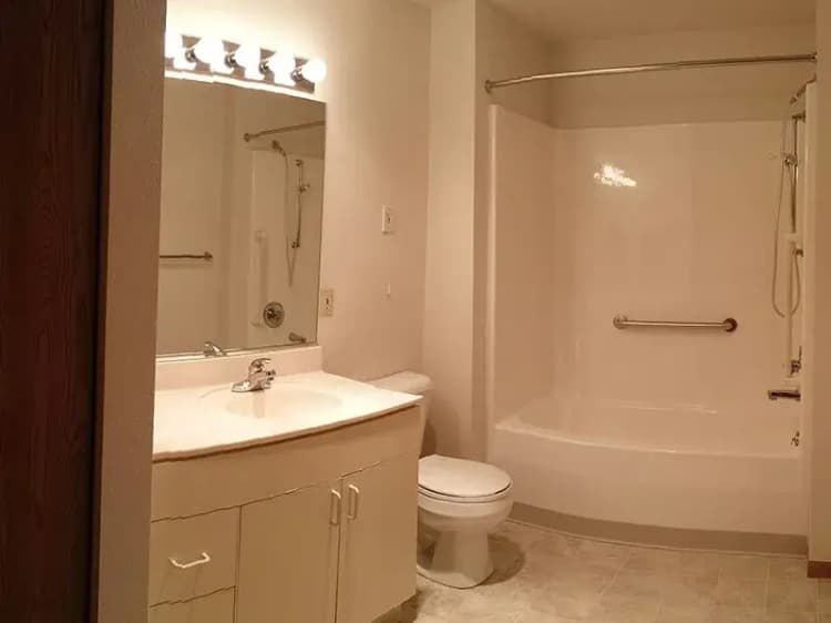 Greenfield apartments for rent - image - white-oaks-bathroom25727-1920w.webp