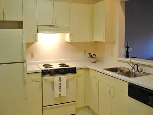 Greenfield apartments for rent - image - white-oaks-kitchen72745-1920w.webp